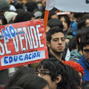 Qué piden los estudiantes y qué ofrece el Gobierno: Differential Word Clouds